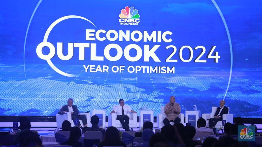 Direktur Utama Perum Bulog, Bayu Krisnamurthi memberikan pemaparan dalam acara CNBC Indonesia Economic Outlook 2024 di Jakarta, Kamis (29/2/2024). (CNBC Indonesia/Muhammad Sabki)