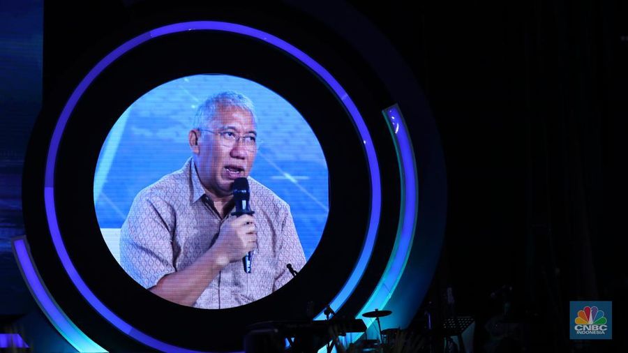 Direktur Utama Perum Bulog, Bayu Krisnamurthi memberikan pemaparan dalam acara CNBC Indonesia Economic Outlook 2024 di Jakarta, Kamis (29/2/2024). (CNBC Indonesia/Tri Susilo)