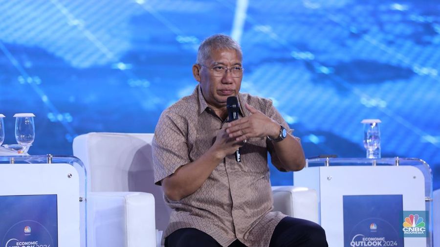 Direktur Utama Perum Bulog, Bayu Krisnamurthi memberikan pemaparan dalam acara CNBC Indonesia Economic Outlook 2024 di Jakarta, Kamis (29/2/2024). (CNBC Indonesia/Tri Susilo)