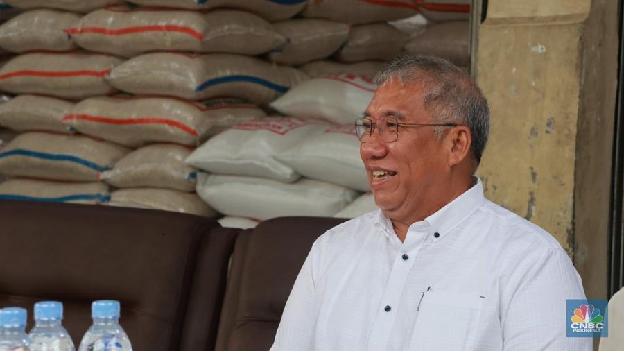 Direktur Utama Perum Bulog Bayu Krisnamurthi menghimbau agar masyarakat tak perlu khawatir akan kenaikan harga beras dan stok beras, yang belakangan ini menjadi polemik di dalam negeri. (CNBC Indonesia/Martyasari Rizky)