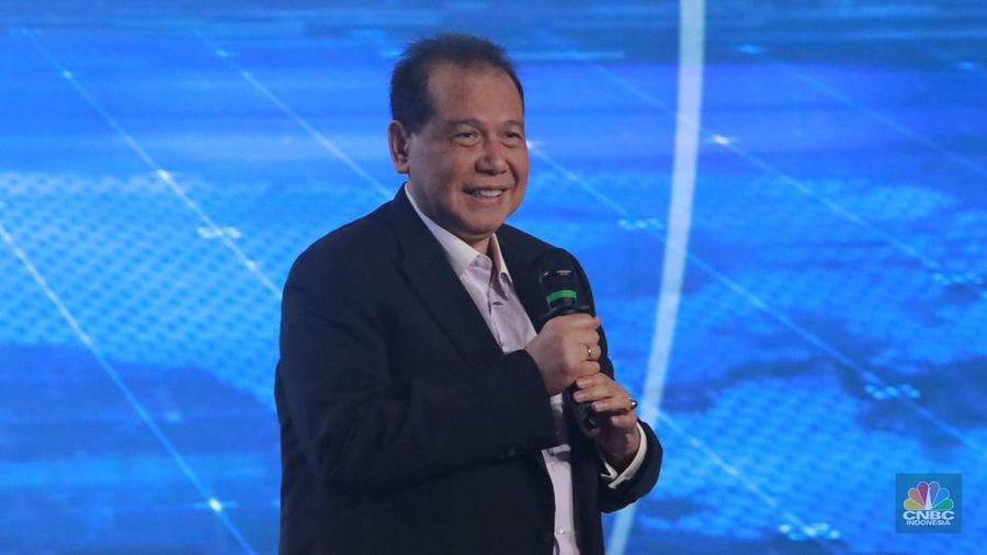 Founder & Chairman CT Corp, Chairul Tanjung memberikan pemaparan dalam acara CNBC Indonesia Economic Outlook 2024 di Jakarta, Kamis (29/2/2024). (CNBC Indonesia/Muhammad Sabki)