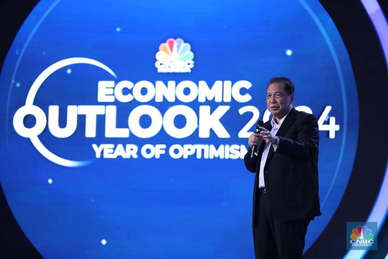 Founder & Chairman CT Corp, Chairul Tanjung memberikan pemaparan dalam acara CNBC Indonesia Economic Outlook 2024 di Jakarta, Kamis (29/2/2024). (CNBC Indonesia/Tri Susilo)