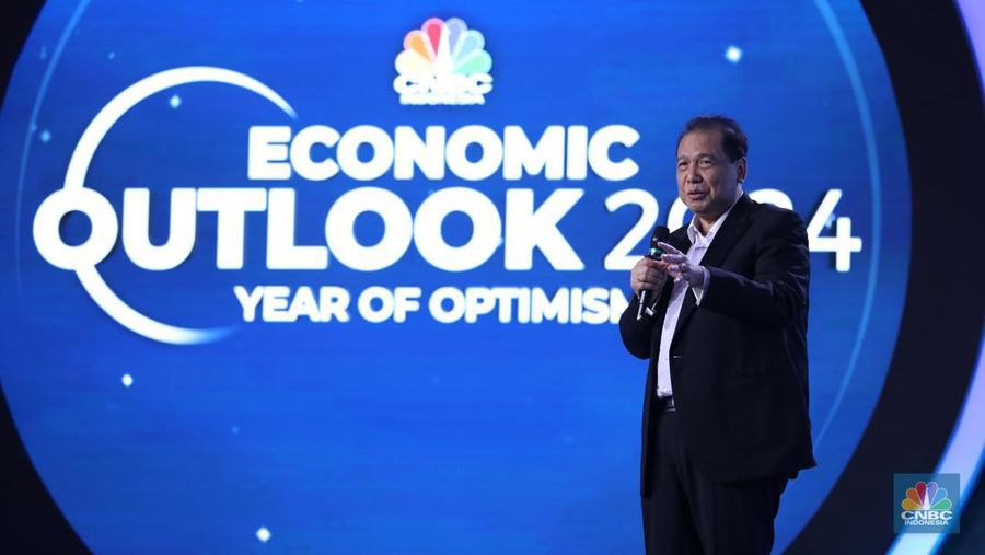 Founder & Chairman CT Corp, Chairul Tanjung memberikan pemaparan dalam acara CNBC Indonesia Economic Outlook 2024 di Jakarta, Kamis (29/2/2024). (CNBC Indonesia/Tri Susilo)