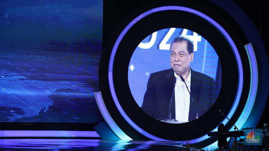 Founder & Chairman CT Corp, Chairul Tanjung memberikan sambutan dalam acara CNBC Indonesia Economic Outlook 2024 di Jakarta, Kamis (29/2/2024). (CNBC Indonesia/Tri Susilo)