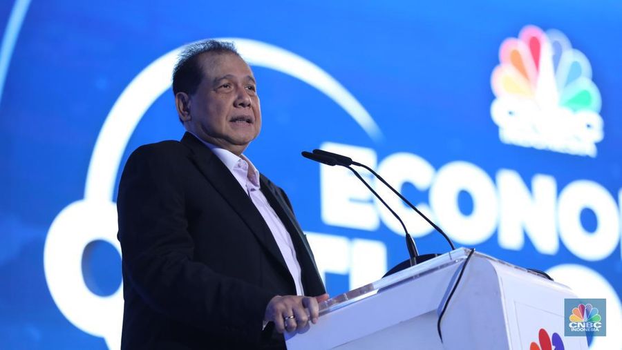 Founder & Chairman CT Corp, Chairul Tanjung memberikan sambutan dalam acara CNBC Indonesia Economic Outlook 2024 di Jakarta, Kamis (29/2/2024). (CNBC Indonesia/Tri Susilo)