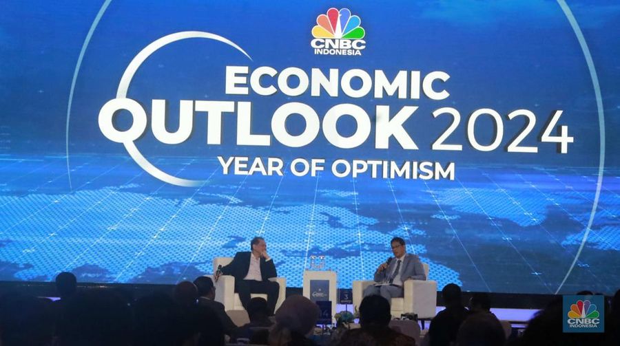 Founder & Chairman CT Corp, Chairul Tanjung saat berdiskusi dengan Ketua Dewan Komisioner LPS, Purbaya Yudhi Sadewa dalam acara ²©²ÊÍøÕ¾ Economic Outlook 2024 di Jakarta, Kamis (29/2/2024). (²©²ÊÍøÕ¾/Muhammad Sabki)