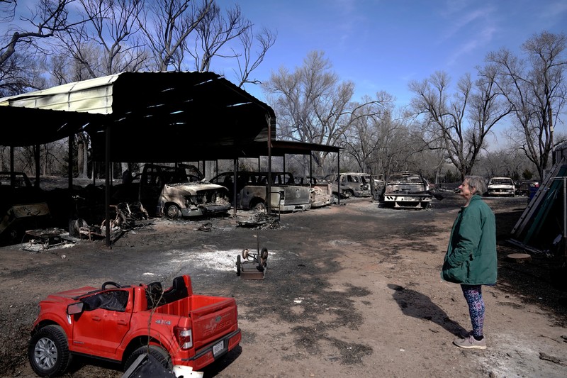 Sebuah rumah yang hancur akibat kebakaran hutan Smokehouse Creek terletak di sebelah rumah yang lolos dari kobaran api di Kanada, Texas, AS, 28 Februari 2024. Sebuah rumah yang hancur akibat kebakaran hutan Smokehouse Creek terletak di sebelah rumah yang lolos dari kobaran api di Kanada, Texas, AS, 28 Februari 2024. (REUTERS/Nick Oxford)