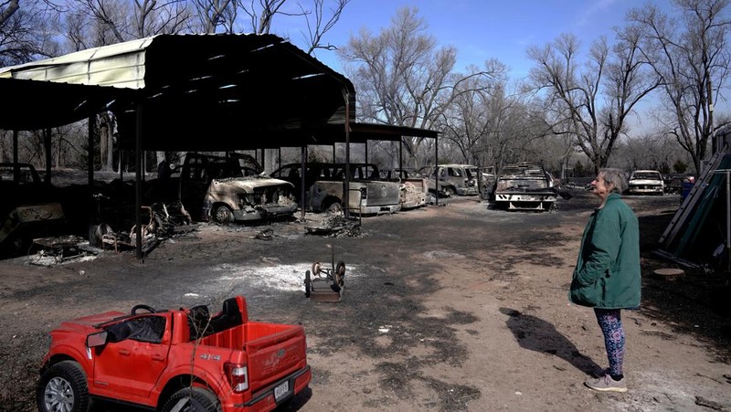 Sebuah rumah yang hancur akibat kebakaran hutan Smokehouse Creek terletak di sebelah rumah yang lolos dari kobaran api di Kanada, Texas, AS, 28 Februari 2024. (REUTERS/Nick Oxford)
