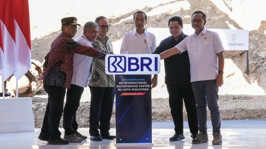 Groundbreaking BRI International Microfinance Center oleh Presiden Joko Widodo, bersama Menteri BUMN Erick Thohir dan jajaran direksi BRI di IKN, Kamis (29/2).