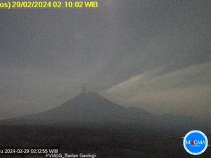 Gunung Semeru Muntahkan Abu Vulkanik Setinggi 1.000 Meter