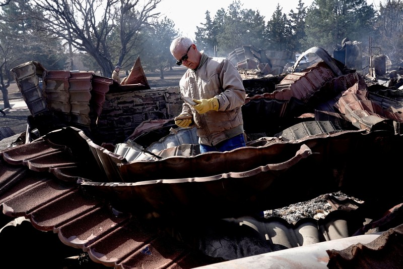 Sebuah rumah yang hancur akibat kebakaran hutan Smokehouse Creek terletak di sebelah rumah yang lolos dari kobaran api di Kanada, Texas, AS, 28 Februari 2024. Sebuah rumah yang hancur akibat kebakaran hutan Smokehouse Creek terletak di sebelah rumah yang lolos dari kobaran api di Kanada, Texas, AS, 28 Februari 2024. (REUTERS/Nick Oxford)
