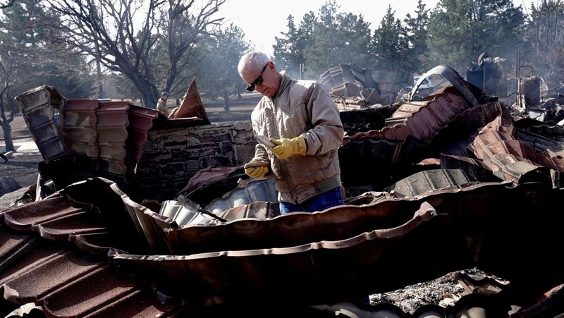 Sebuah rumah yang hancur akibat kebakaran hutan Smokehouse Creek terletak di sebelah rumah yang lolos dari kobaran api di Kanada, Texas, AS, 28 Februari 2024. (REUTERS/Nick Oxford)