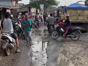 Warga Keluhkan Jalan Parungpanjang Rusak Parah Akibat Truk Tambang