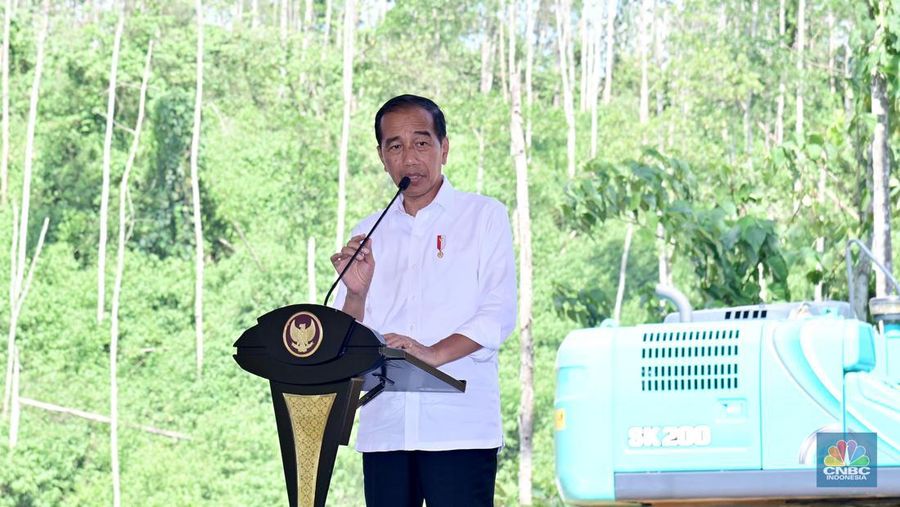 Jokowi saat peletakan batu pertama atau groundbreaking Gedung Kantor PT Bank Negara Indonesia (Persero) Tbk di Kawasan Ibu Kota Nusantara, Provinsi Kalimantan Timur, pada Kamis, (29/2/2024). (CNBC Indonesia/EMmir Yanwardhana)