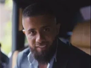 Cara Nyeleneh Agen Properti Jualan Rumah Cepat Laku: Pamer Mobil Mahal