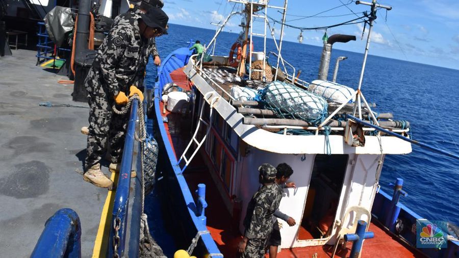 Kementerian Kelautan dan Perikanan (KKP) berhasil menangkap satu unit kapal ikan asing (KIA) pencuri ikan berbendera Filipina di Wilayah Pengelolaan Perikanan Negara Republik Indonesia (WPPNRI) 716 Laut Sulawesi. (CNBC Indonesia/Martyasari Rizky)