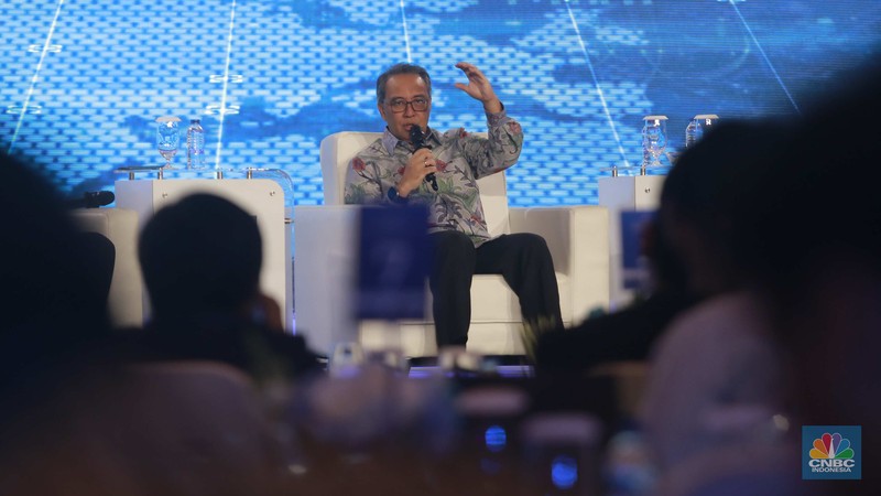 Founder & Chairman CT Corp, Chairul Tanjung memberikan pemaparan dalam acara CNBC Indonesia Economic Outlook 2024 di Jakarta, Kamis (29/2/2024). (CNBC Indonesia/Tri Susilo)