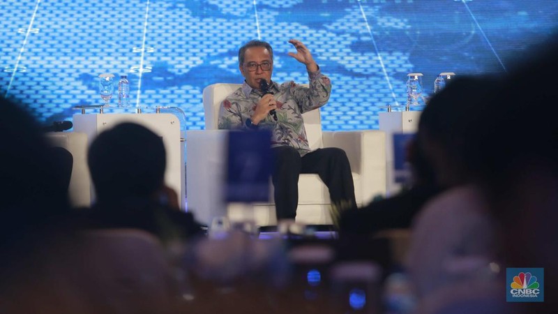 Founder & Chairman CT Corp, Chairul Tanjung memberikan pemaparan dalam acara CNBC Indonesia Economic Outlook 2024 di Jakarta, Kamis (29/2/2024). (CNBC Indonesia/Tri Susilo)