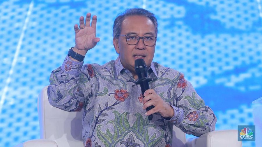 Kepala Departemen Sistem Pembayaran Bank Indonesia, Dicky Kartikoyono memberikan pemaparan dalam acara վ Economic Outlook 2024 di Jakarta, Kamis (29/2/2024). (վ/Muhammad Sabki)