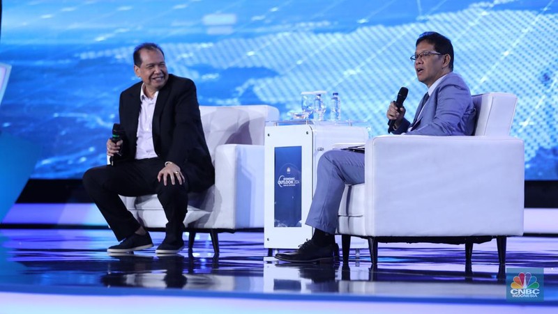 Founder & Chairman CT Corp, Chairul Tanjung memberikan pemaparan dalam acara CNBC Indonesia Economic Outlook 2024 di Jakarta, Kamis (29/2/2024). (CNBC Indonesia/Tri Susilo)