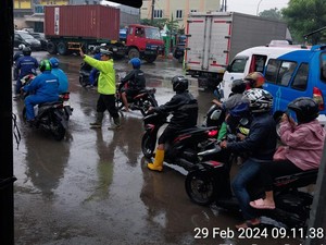 Banjir Bikin Lalin di Cakung Macet Tak Bergerak Pagi Ini