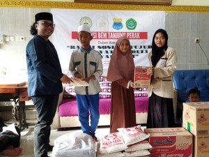 Aliansi Mahasiswa Bagi Beras dan Telur ke Warga di Surabaya Utara