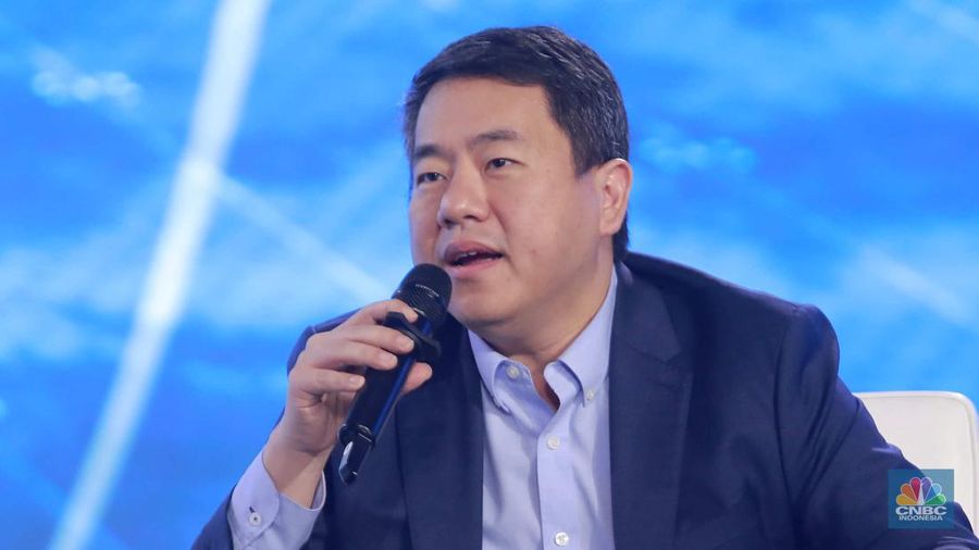 Managing Partner East Ventures, Roderick Purwana memberikan pemaparan dalam acara CNBC Indonesia Economic Outlook 2024 di Jakarta, Kamis (29/2/2024). (CNBC Indonesia/Muhammad Sabki)