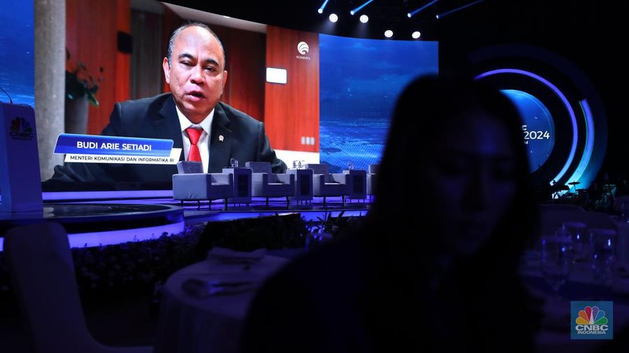 Founder & Chairman CT Corp, Chairul Tanjung memberikan pemaparan dalam acara CNBC Indonesia Economic Outlook 2024 di Jakarta, Kamis (29/2/2024). (CNBC Indonesia/Tri Susilo)