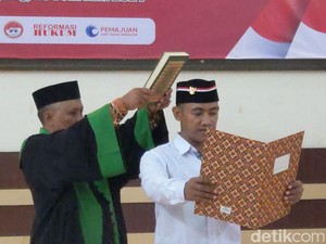 Cium Merah Putih, Eks Teroris JAD di Lapas Tulungagung Ikrar Setia ke NKRI