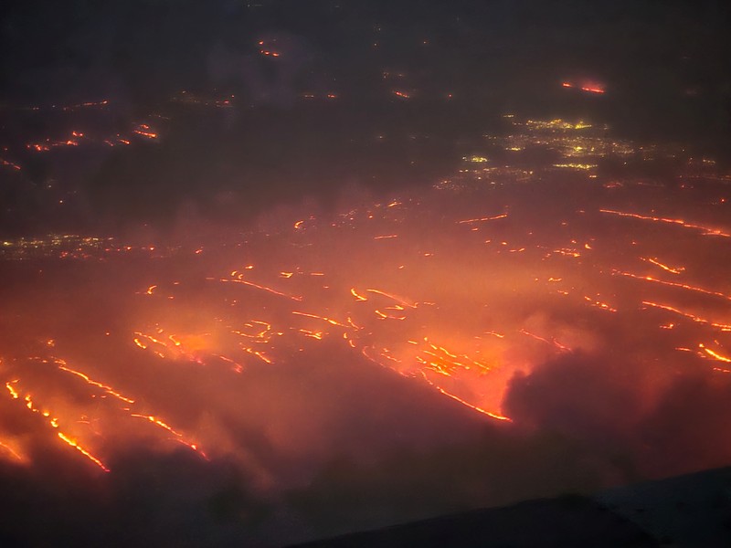 Sebuah rumah yang hancur akibat kebakaran hutan Smokehouse Creek terletak di sebelah rumah yang lolos dari kobaran api di Kanada, Texas, AS, 28 Februari 2024. (REUTERS/Nick Oxford)