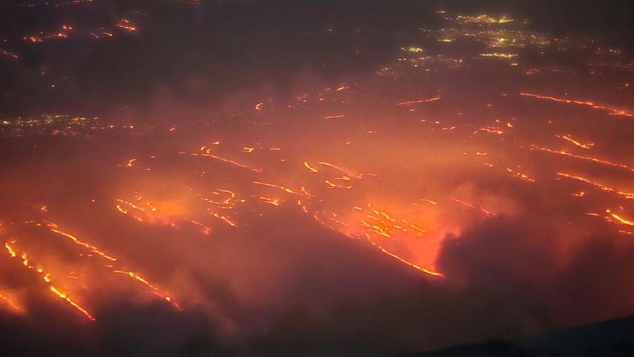 Sebuah rumah yang hancur akibat kebakaran hutan Smokehouse Creek terletak di sebelah rumah yang lolos dari kobaran api di Kanada, Texas, AS, 28 Februari 2024. (REUTERS/Nick Oxford)