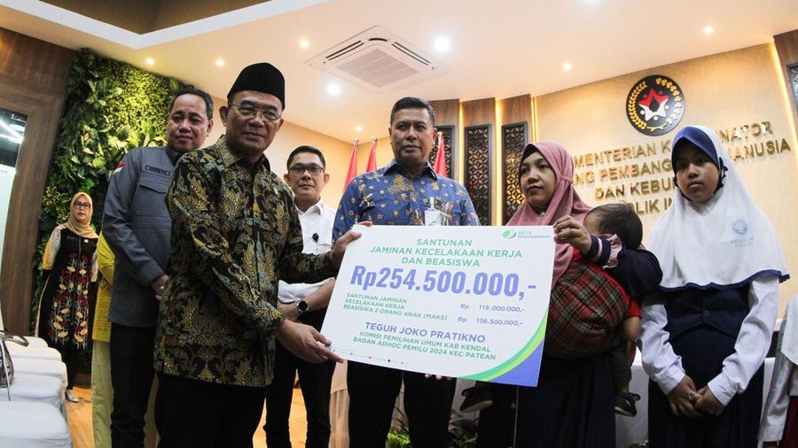 Pemberian Santunan kepada Keluarga Peserta Jamsostek