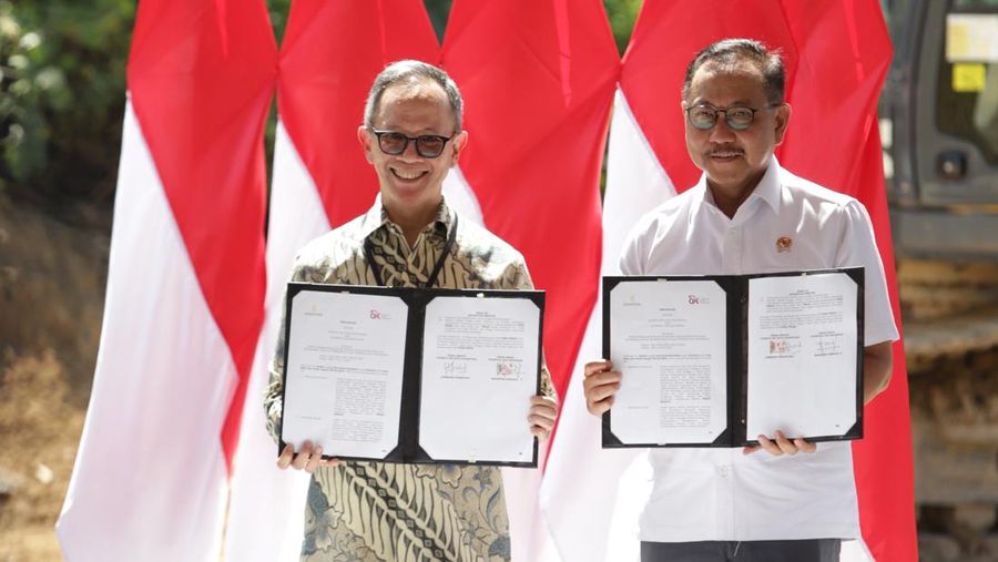Ketua Dewan Komisioner OJK Mahendra Siregar dan Kepala Otorita IKN Bambang Susantono usai menandatangani pembangunan gedung kantor di IKN, Kalimantan Timur, Kamis (29/2/2024).