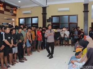 Tangis Ratusan Pesilat Lamongan Saat Dijemput Ortu di Kantor Polisi