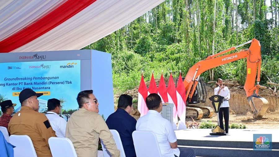 Presiden Jokowi saat peletakan batu pertama atau groundbreaking Gedung Kantor PT Bank Mandiri (Persero) Tbk di Kawasan Ibu Kota Nusantara, Provinsi Kalimantan Timur, pada Kamis, (29/2/2024). (վ/Emir Yanwardhana)