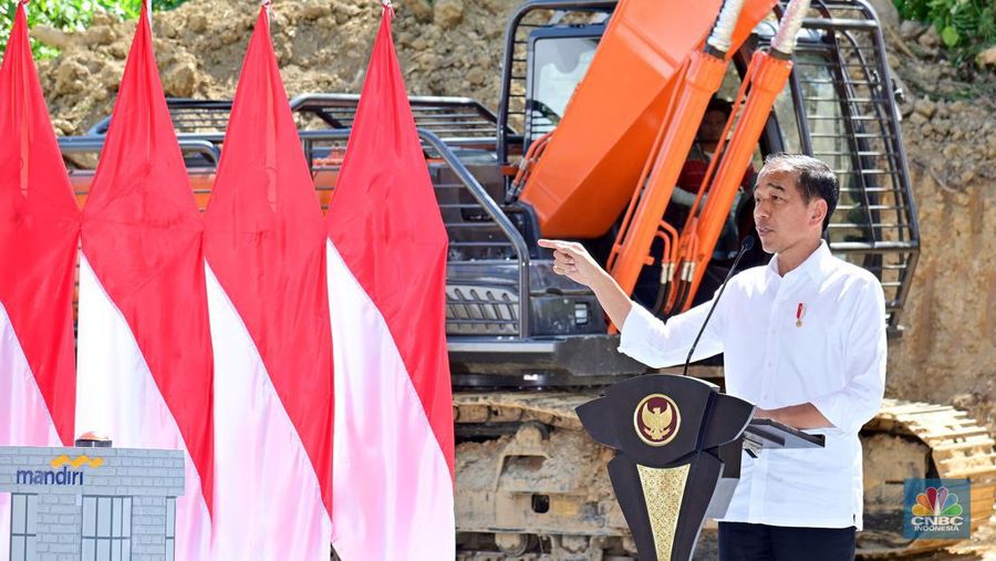 Presiden Jokowi saat peletakan batu pertama atau groundbreaking Gedung Kantor PT Bank Mandiri (Persero) Tbk di Kawasan Ibu Kota Nusantara, Provinsi Kalimantan Timur, pada Kamis, (29/2/2024). (CNBC Indonesia/Emir Yanwardhana)