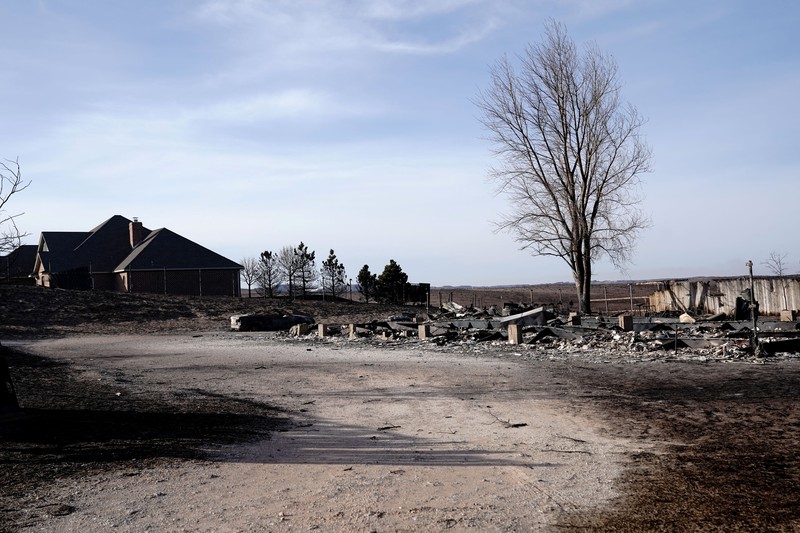 Sebuah rumah yang hancur akibat kebakaran hutan Smokehouse Creek terletak di sebelah rumah yang lolos dari kobaran api di Kanada, Texas, AS, 28 Februari 2024. Sebuah rumah yang hancur akibat kebakaran hutan Smokehouse Creek terletak di sebelah rumah yang lolos dari kobaran api di Kanada, Texas, AS, 28 Februari 2024. (REUTERS/Nick Oxford)