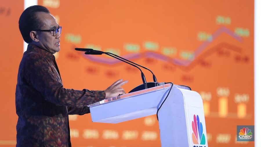 Sekretaris Kementerian Koordinator Bidang Perekonomian, Susiwijono Moegiarso memberikan sambutan dalam acara CNBC Indonesia Economic Outlook 2024 di Jakarta, Kamis (29/2/2024). (CNBC Indonesia/Tri Susilo)