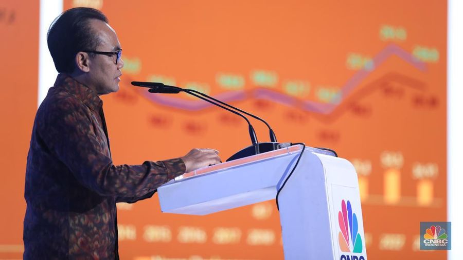 Sekretaris Kementerian Koordinator Bidang Perekonomian, Susiwijono Moegiarso memberikan sambutan dalam acara CNBC Indonesia Economic Outlook 2024 di Jakarta, Kamis (29/2/2024). (CNBC Indonesia/Tri Susilo)