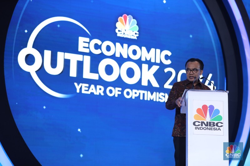 Founder & Chairman CT Corp, Chairul Tanjung memberikan pemaparan dalam acara CNBC Indonesia Economic Outlook 2024 di Jakarta, Kamis (29/2/2024). (CNBC Indonesia/Tri Susilo)