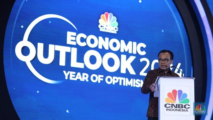 Founder & Chairman CT Corp, Chairul Tanjung memberikan pemaparan dalam acara CNBC Indonesia Economic Outlook 2024 di Jakarta, Kamis (29/2/2024). (CNBC Indonesia/Tri Susilo)