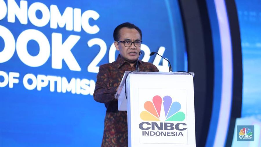 Sekretaris Kementerian Koordinator Bidang Perekonomian, Susiwijono Moegiarso memberikan sambutan dalam acara CNBC Indonesia Economic Outlook 2024 di Jakarta, Kamis (29/2/2024). (CNBC Indonesia/Tri Susilo)