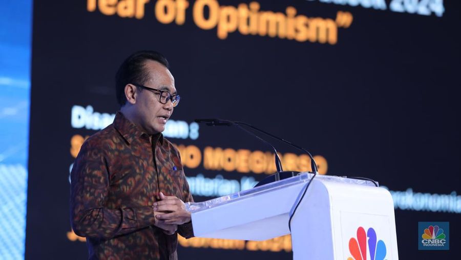 Sekretaris Kementerian Koordinator Bidang Perekonomian, Susiwijono Moegiarso memberikan sambutan dalam acara CNBC Indonesia Economic Outlook 2024 di Jakarta, Kamis (29/2/2024). (CNBC Indonesia/Tri Susilo)