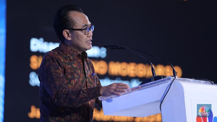 Sekretaris Kementerian Koordinator Bidang Perekonomian, Susiwijono Moegiarso memberikan sambutan dalam acara CNBC Indonesia Economic Outlook 2024 di Jakarta, Kamis (29/2/2024). (CNBC Indonesia/Tri Susilo)