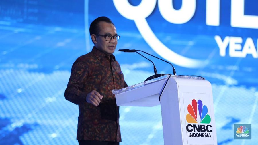 Sekretaris Kementerian Koordinator Bidang Perekonomian, Susiwijono Moegiarso memberikan sambutan dalam acara CNBC Indonesia Economic Outlook 2024 di Jakarta, Kamis (29/2/2024). (CNBC Indonesia/Tri Susilo)