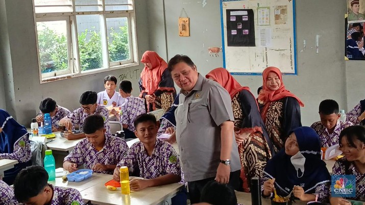 Simulasi makan siang gratis di SMP Negeri 2, Curug Tangerang, Kamis (29/2/2024). (CNBC Indonesia/Rosseni Aji Nugroho)