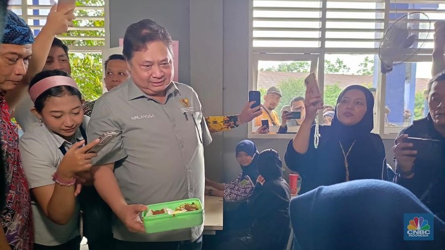 Simulasi makan siang gratis di SMP Negeri 2, Curug Tangerang, Kamis (29/2/2024). (CNBC Indonesia/Rosseni Aji Nugroho)