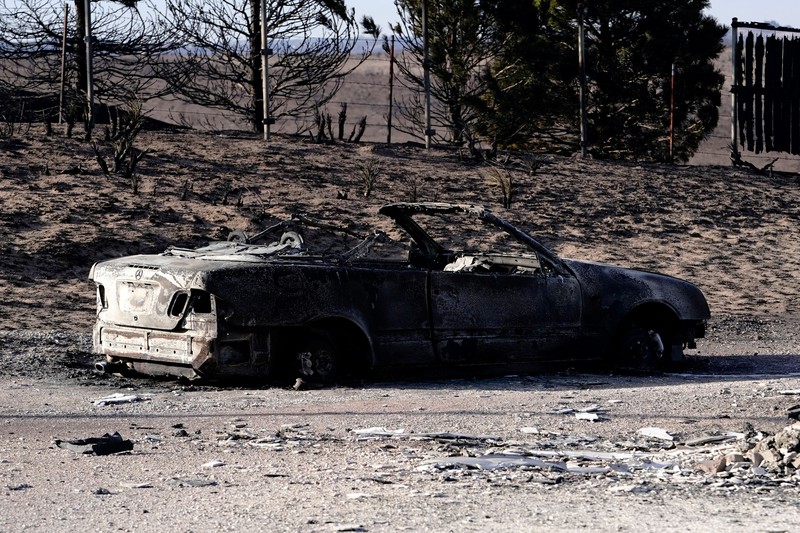 Sebuah rumah yang hancur akibat kebakaran hutan Smokehouse Creek terletak di sebelah rumah yang lolos dari kobaran api di Kanada, Texas, AS, 28 Februari 2024. Sebuah rumah yang hancur akibat kebakaran hutan Smokehouse Creek terletak di sebelah rumah yang lolos dari kobaran api di Kanada, Texas, AS, 28 Februari 2024. (REUTERS/Nick Oxford)