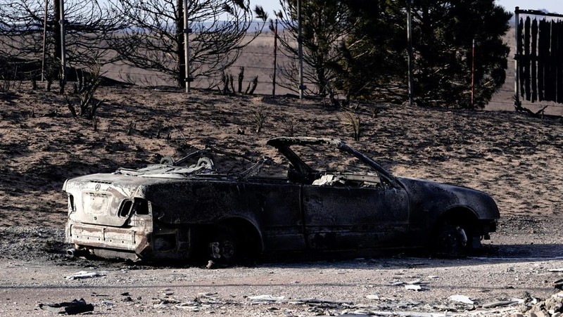 Sebuah rumah yang hancur akibat kebakaran hutan Smokehouse Creek terletak di sebelah rumah yang lolos dari kobaran api di Kanada, Texas, AS, 28 Februari 2024. (REUTERS/Nick Oxford)