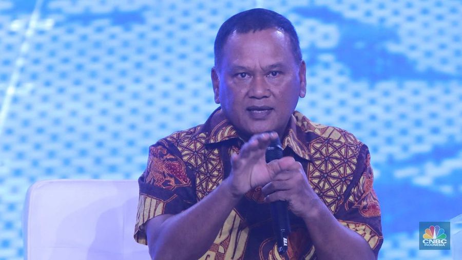 Staf Khusus Menteri ESDM Bidang Strategi Percepatan Penerapan Energi Transisi dan Pengembvangan Infrastruktur Energi, Dr. Ir. Ego Syahrial, M.SC memberikan pemaparan dalam acara CNBC Indonesia Economic Outlook 2024 di Jakarta, Kamis (29/2/2024). (CNBC Indonesia/Muhammad Sabki)